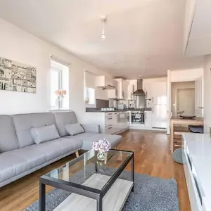  Apartment 2 Bed & 2 Bath Modern - Free Parking